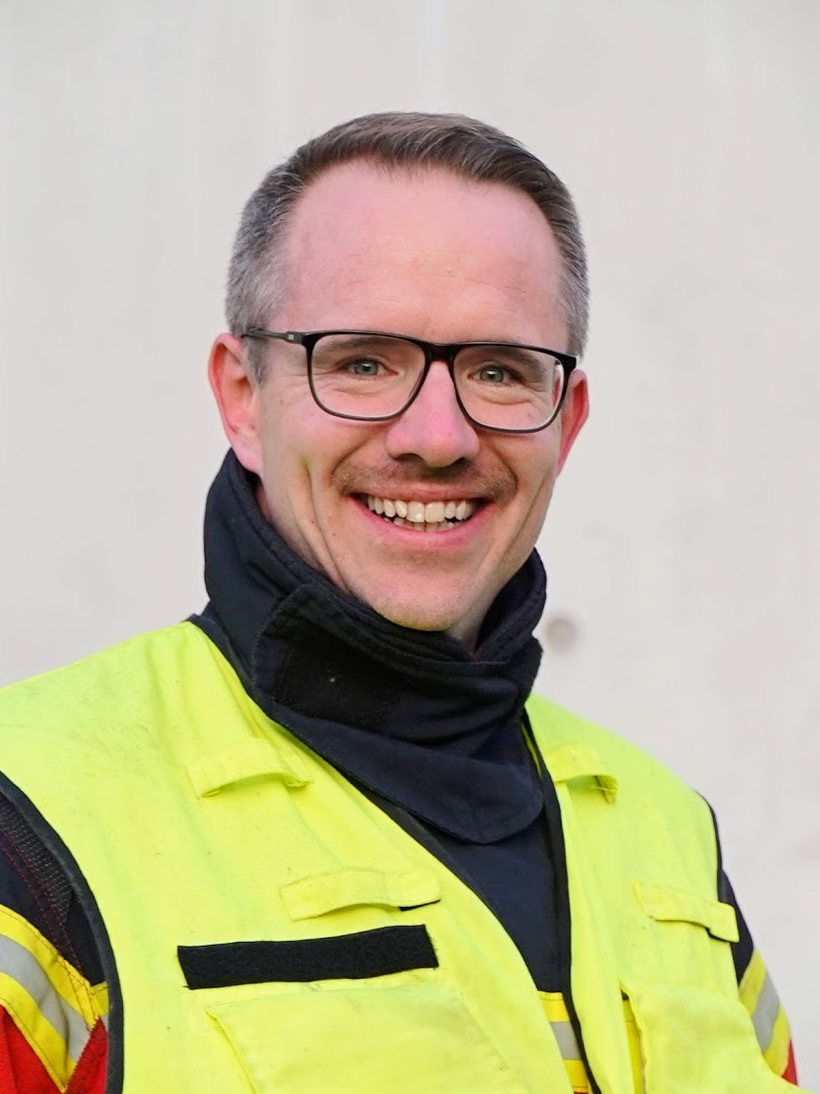 Christian Traub in Feuerwehr-Einsatzkleidung – Feuerwehrkommandant und Gründer von RAGSource und brandmeister.ai